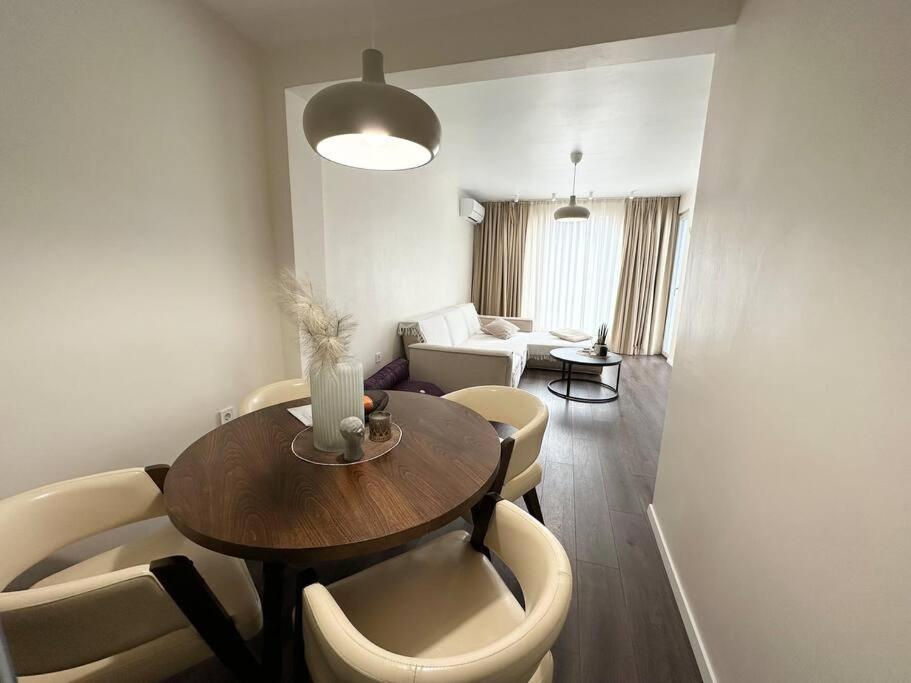 New Luxury Furnished - Beach, Center & Fast Wi-fi * Warna